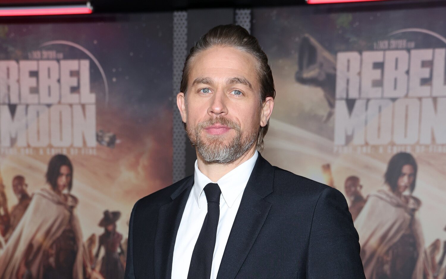 Charlie Hunnam en la alfombra roja de la premiere de 'Rebel Moon'