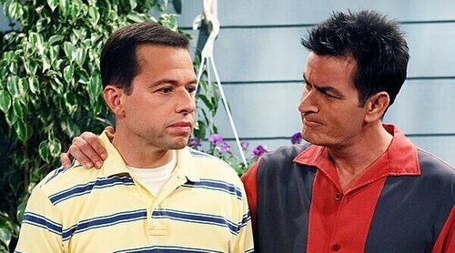 Charlie Sheen se arrepiente de su comportamiento en 'Dos hombres y medio'... y Jon Cryer abre la puerta a un reencuentro