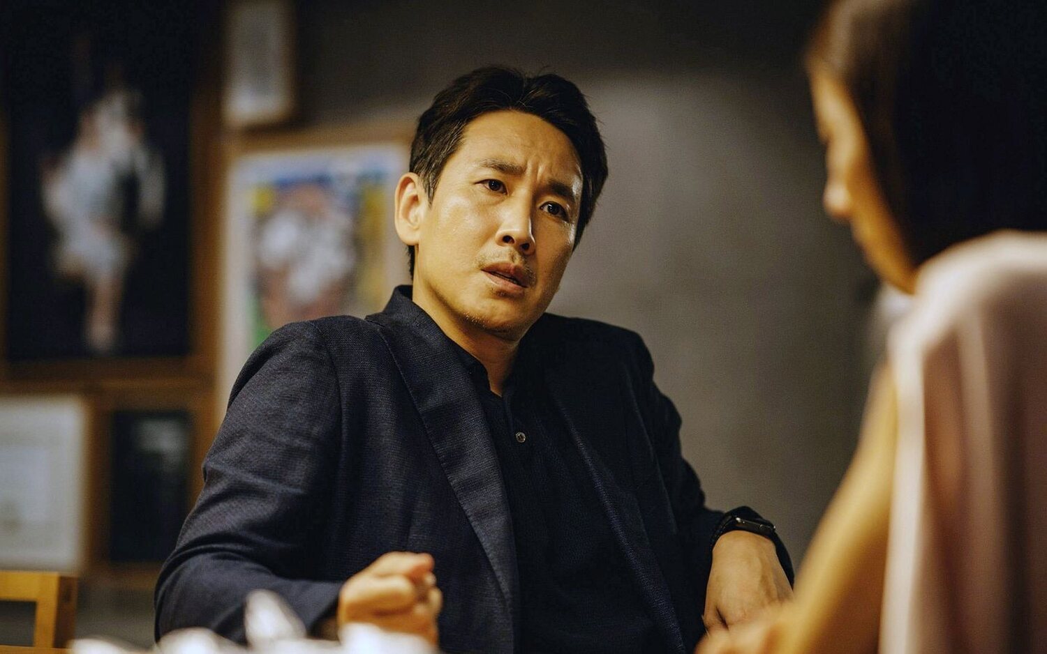 Lee Sun-kyun en un fotograma de 'Parásitos'