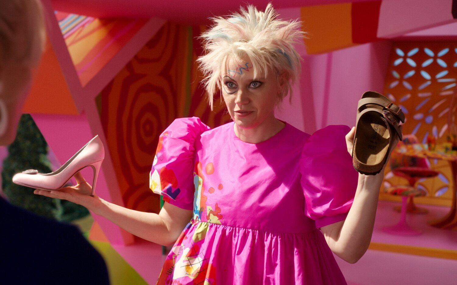 Kate McKinnon como Barbie Rara en 'Barbie'