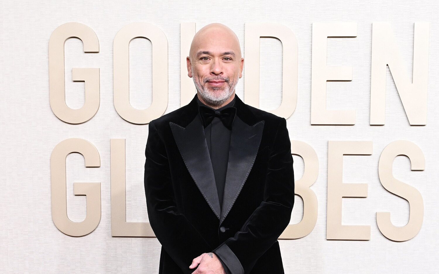 Jo Koy en la alfombra roja de la 81ª edición de los Globos de Oro