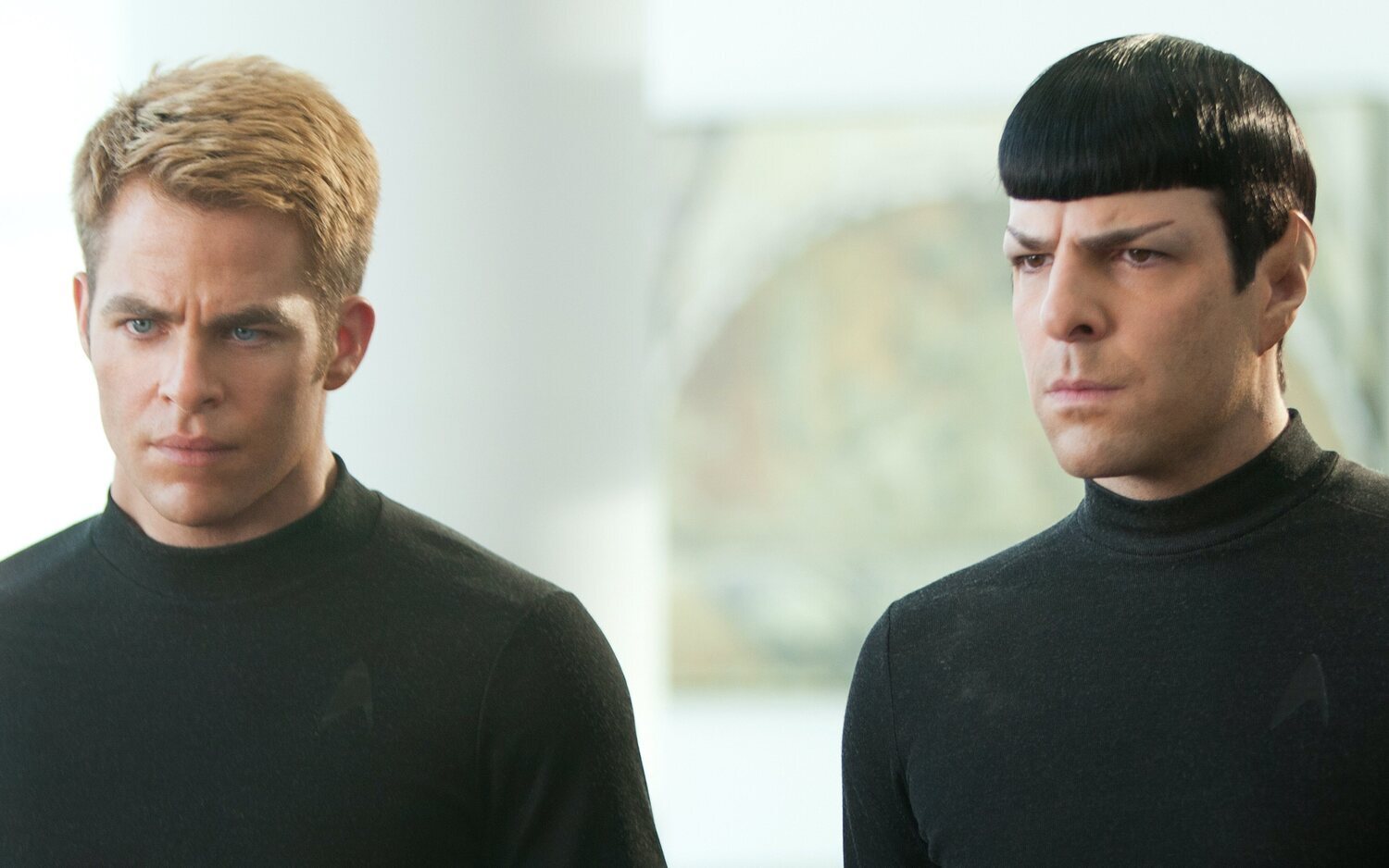 Zachary Quinto como Spock y Chris Pine como James Tiberius Kirk en 'Star Trek: En la oscuridad'