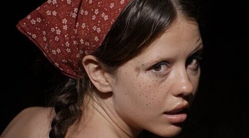 Mia Goth demandada por supuestamente darle una patada en la cabeza a un extra en el rodaje de 'MaXXXine'