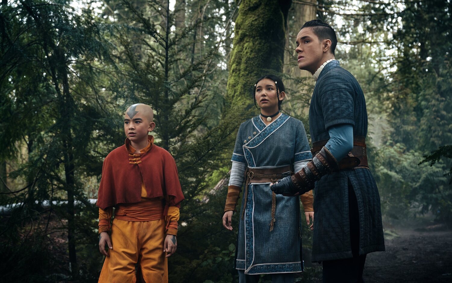 Gordon Cormier, Kiawentiio e Ian Ousley como Aang, Katara y Sokka en 'Avatar: La leyenda de Aang'