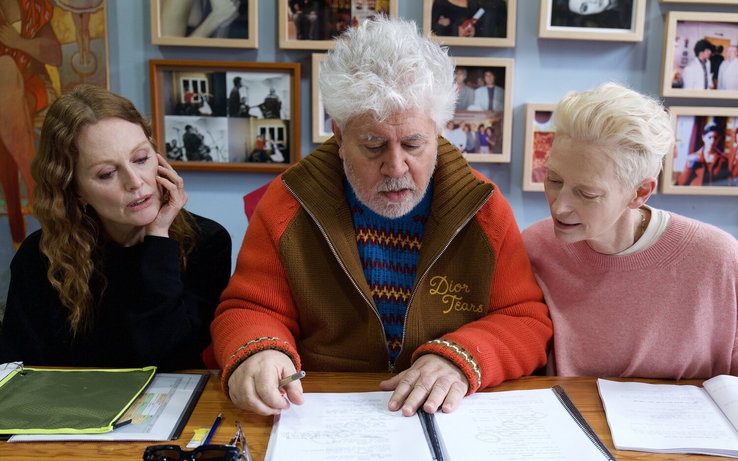 Julianne Moore, Pedro Almodóvar y Tilda Swinton repasan el guion de 'La habitación de al lado'