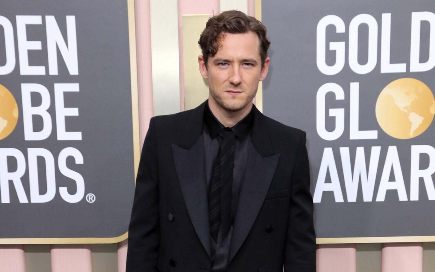 Lewis Pullman en la gala de los Globos de oro 2023