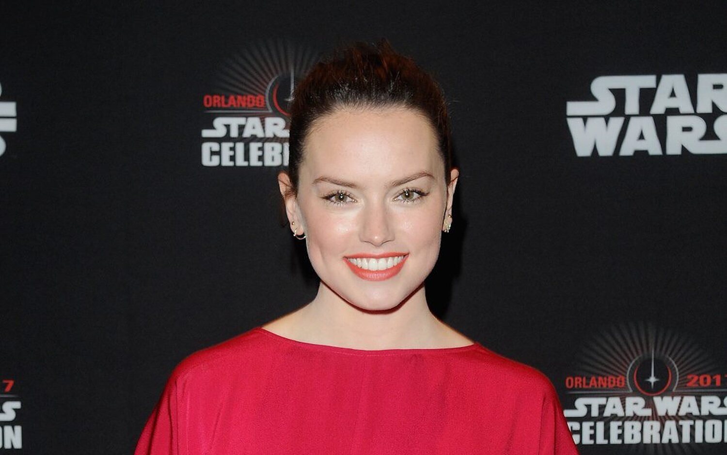 Daisy Ridley antes del panel de 'Los últimos Jedi' en la Star Wars Celebration