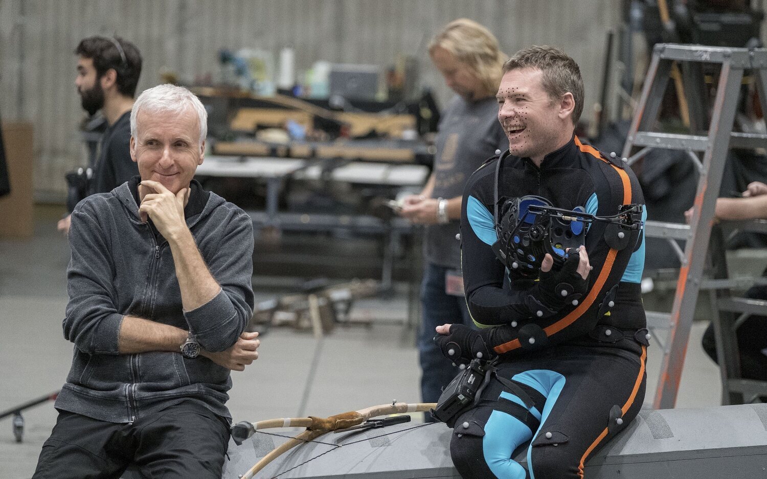 James Cameron y Sam Worthington en el rodaje de 'Avatar: El sentido del agua'