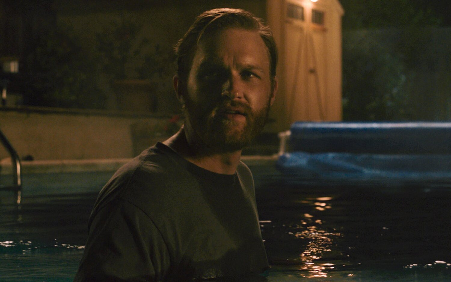 Wyatt Russell protagoniza 'La Piscina' junto a Kerry Condon, dirigidos por Bryce McGuire