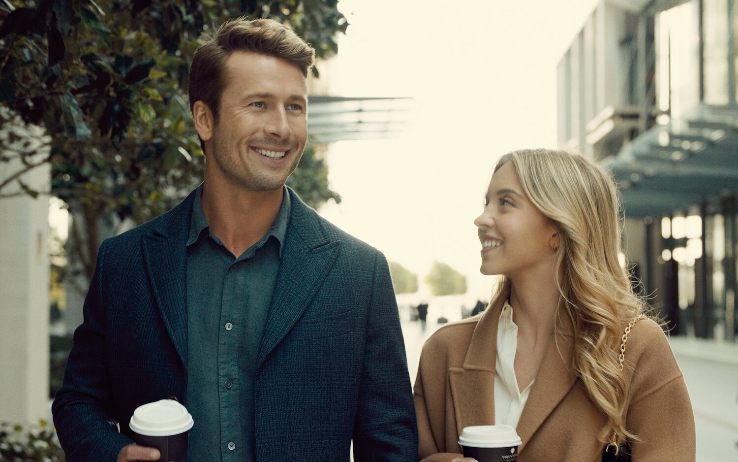 Glen Powell y Sydney Sweeney sonríen por el éxito de 'Cualquiera menos tú'