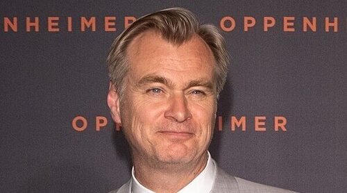 Christopher Nolan acaricia el Oscar tras triunfar en los premios del Sindicato de Directores