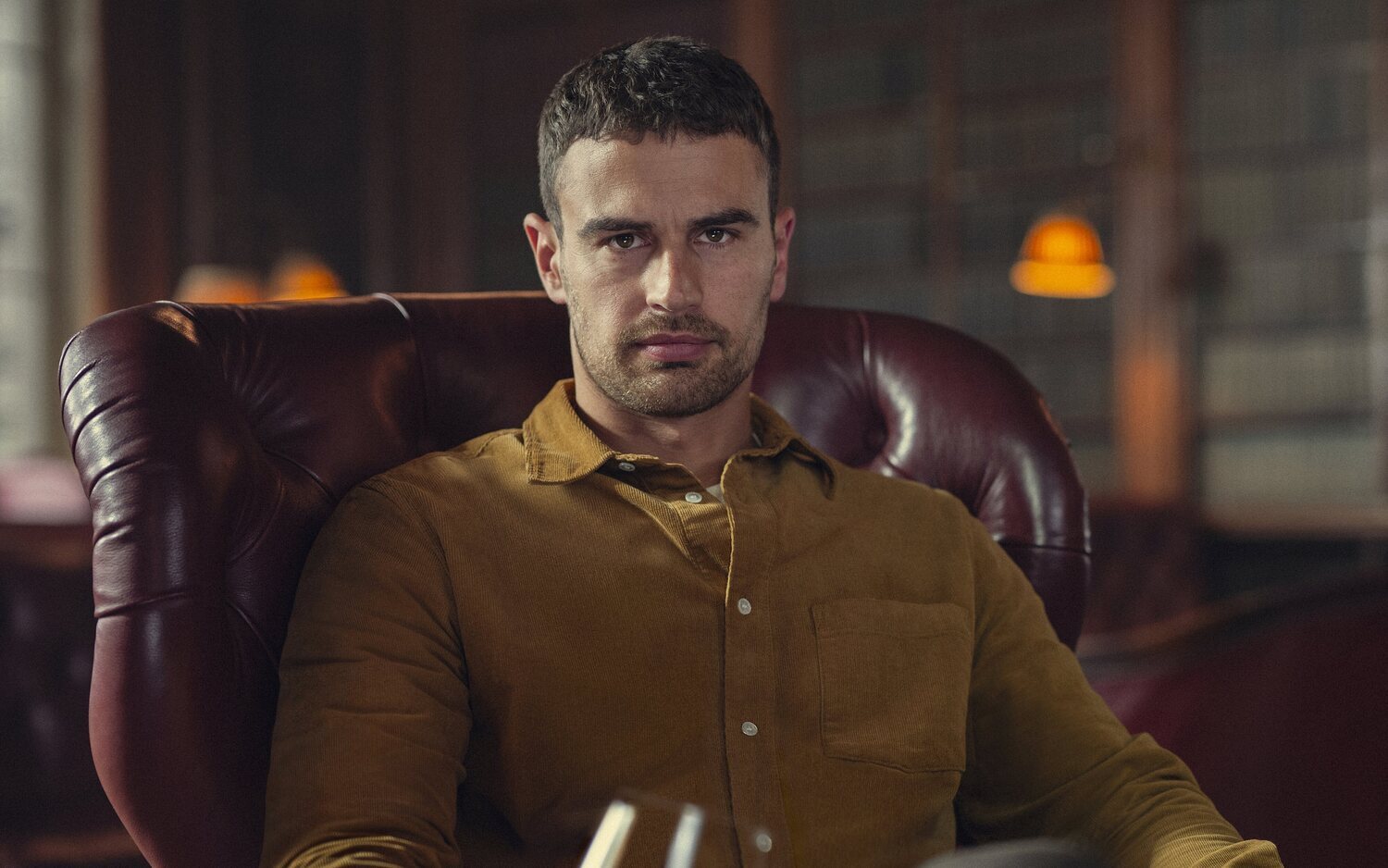 Theo James en 'The Gentlemen: La serie'