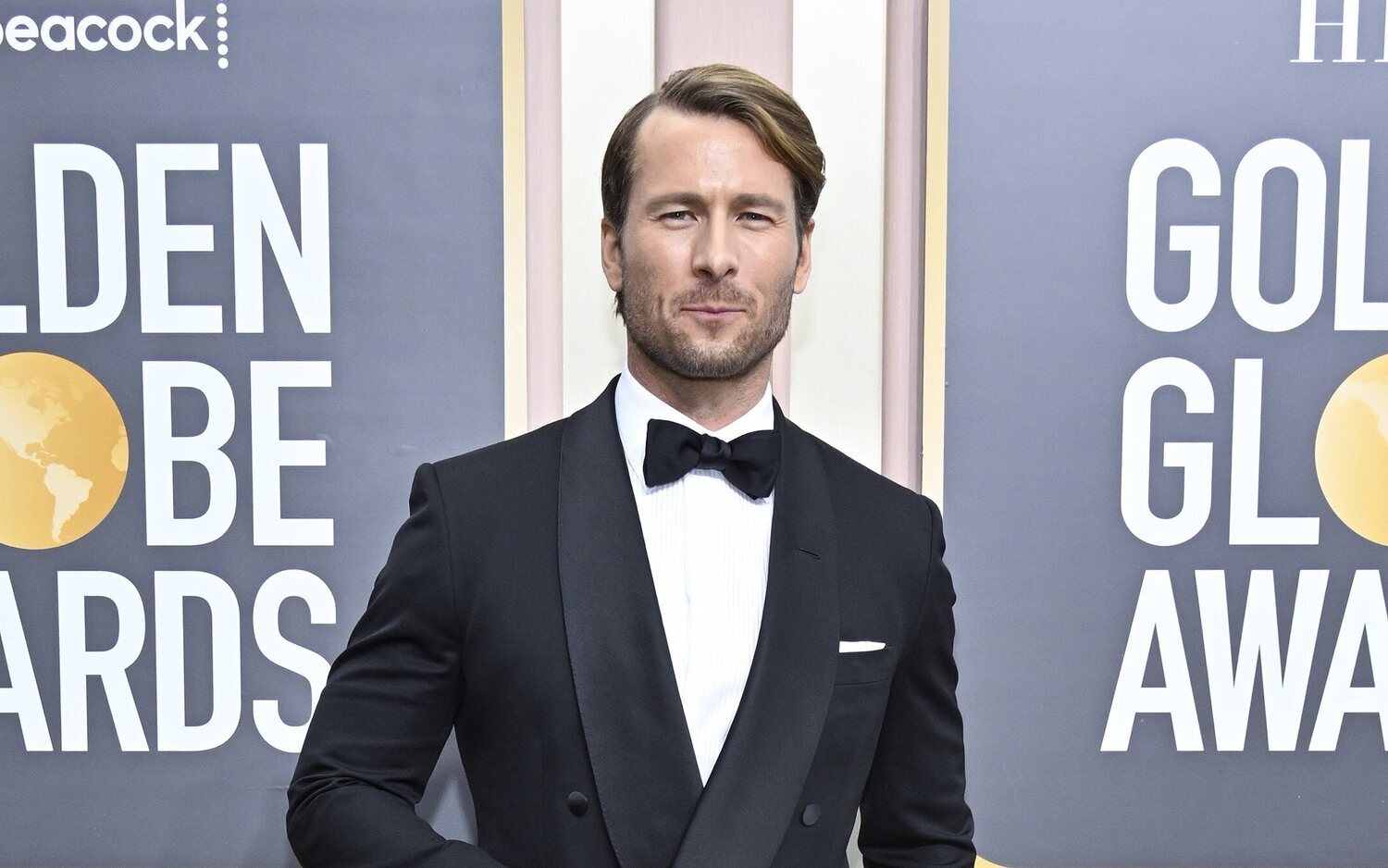 Glen Powell en la alfombra roja de los Globos de Oro 2023