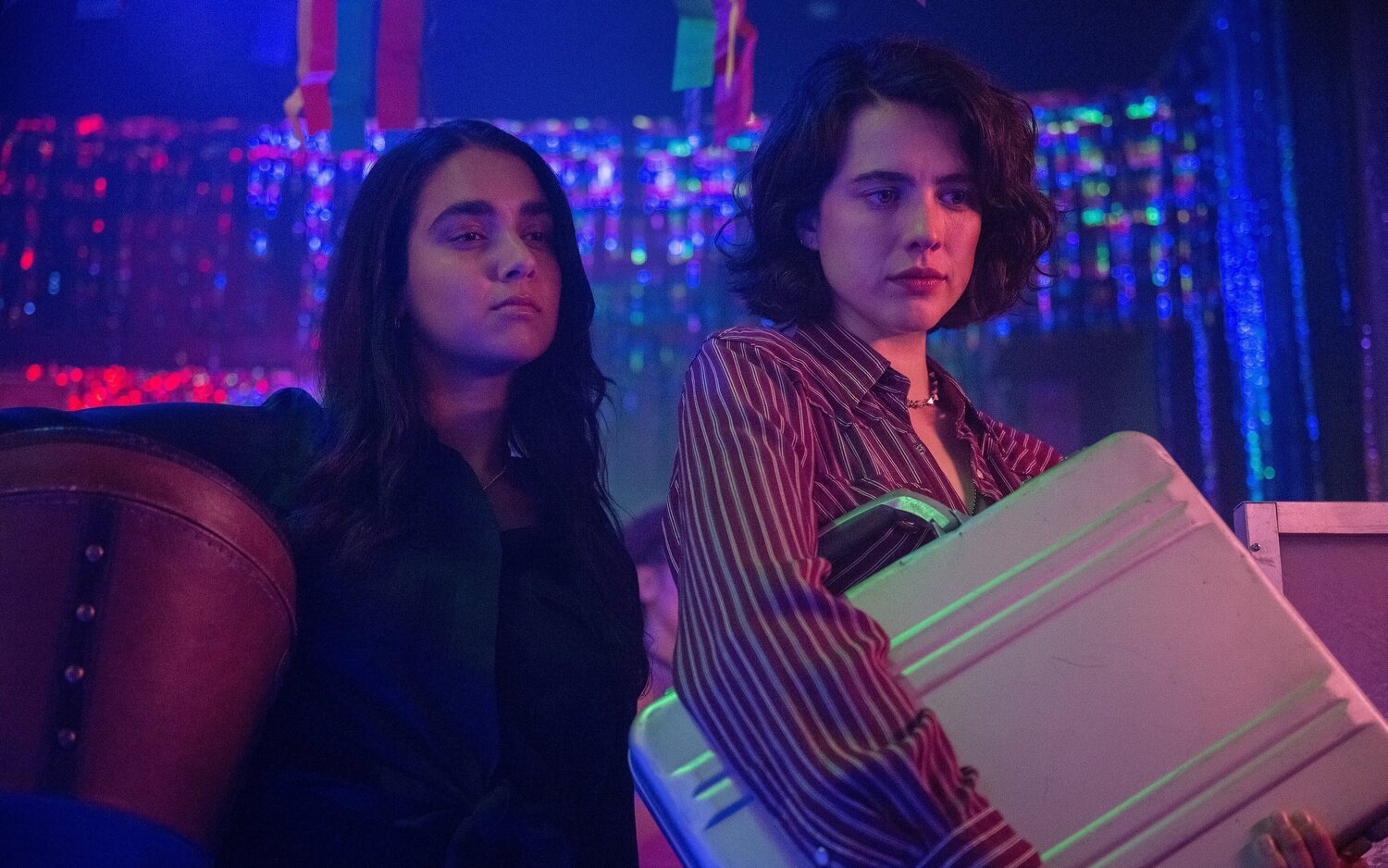 Geraldine Viswanathan y Margaret Qualley protagonizan 'Dos chicas a la fuga'