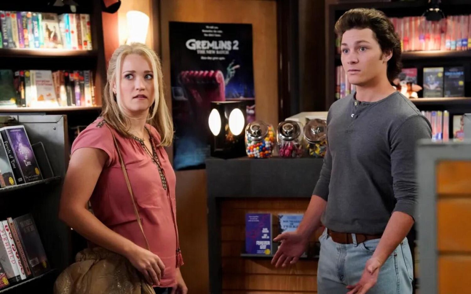 Montana Jordan como Georgie y Emily Osment como Mandy en 'El joven Sheldon'