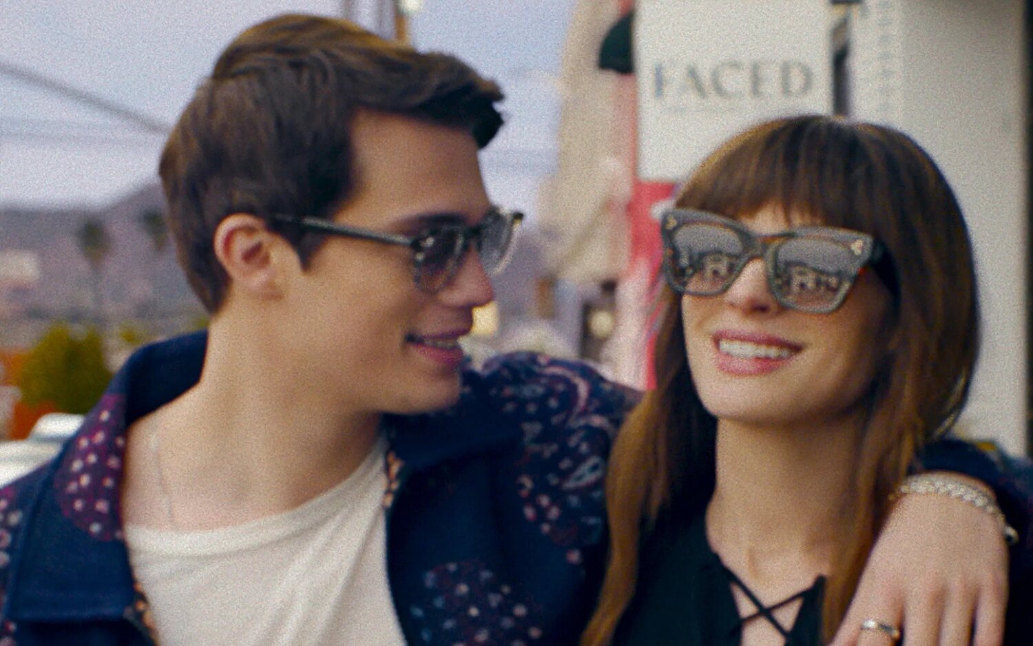 Nicholas Galitzine y Anne Hathaway en 'La idea de tenerte'