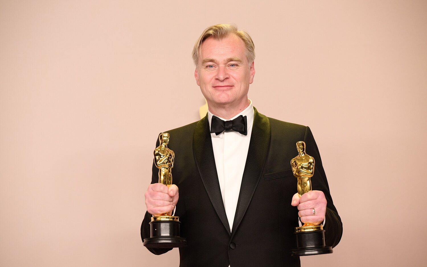 Christopher Nolan posa con sus dos premios Oscar