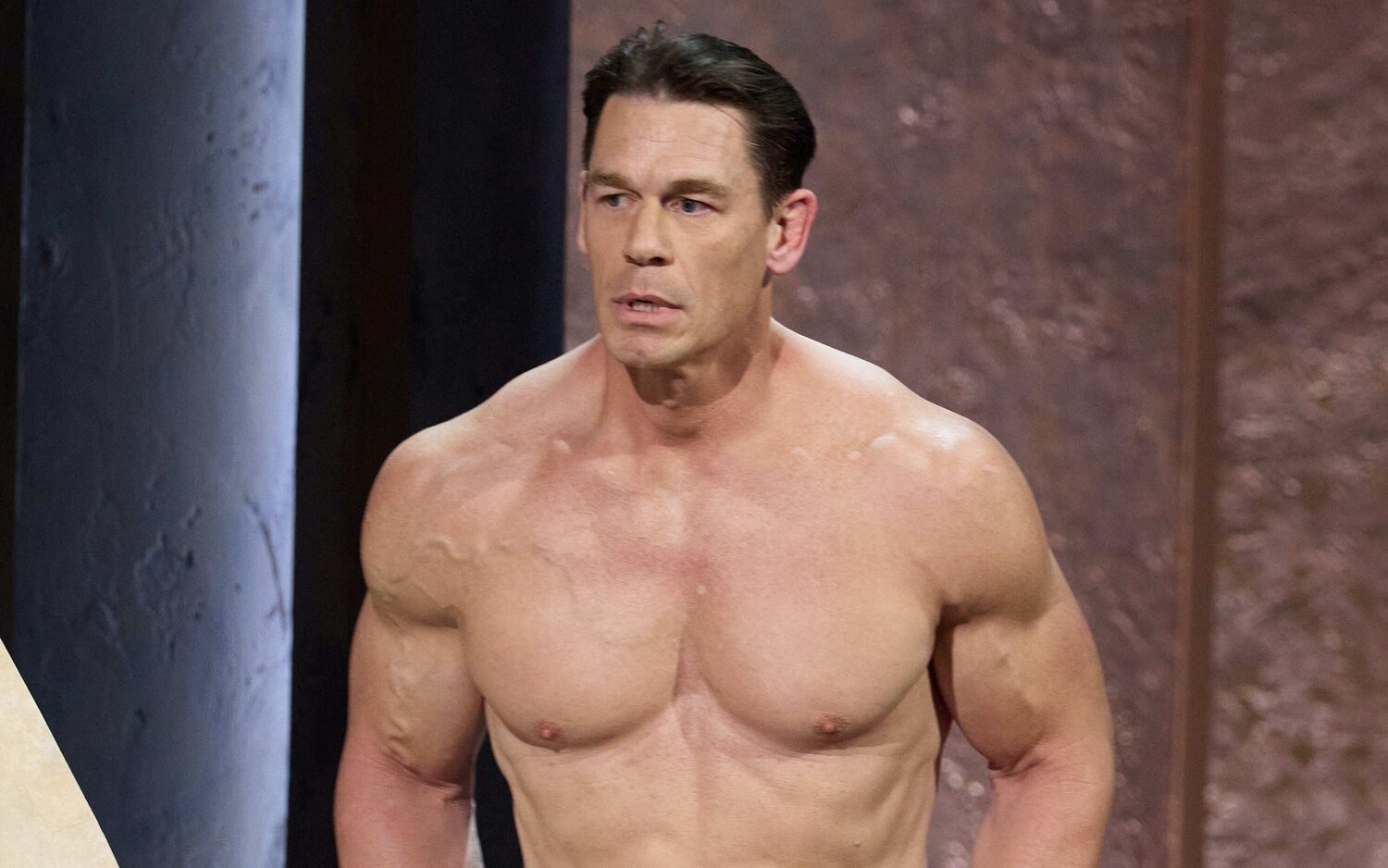 John Cena se desnuda en apoyo al departamento de diseño de vestuario