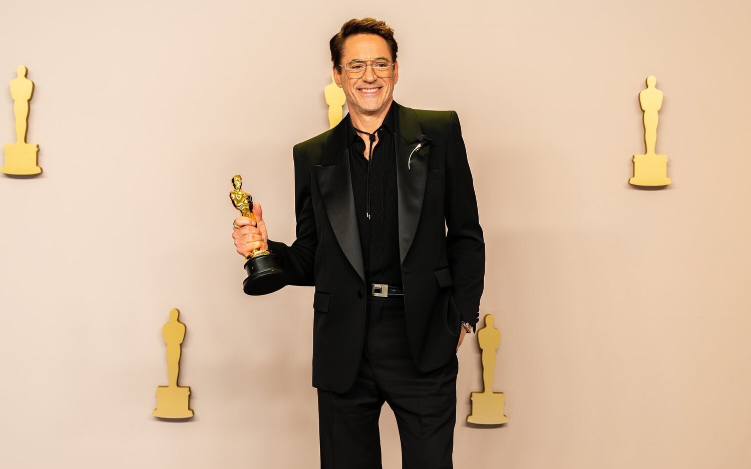 Robert Downey Jr en el photocall de los Oscar con el premio a Mejor actor de reparto