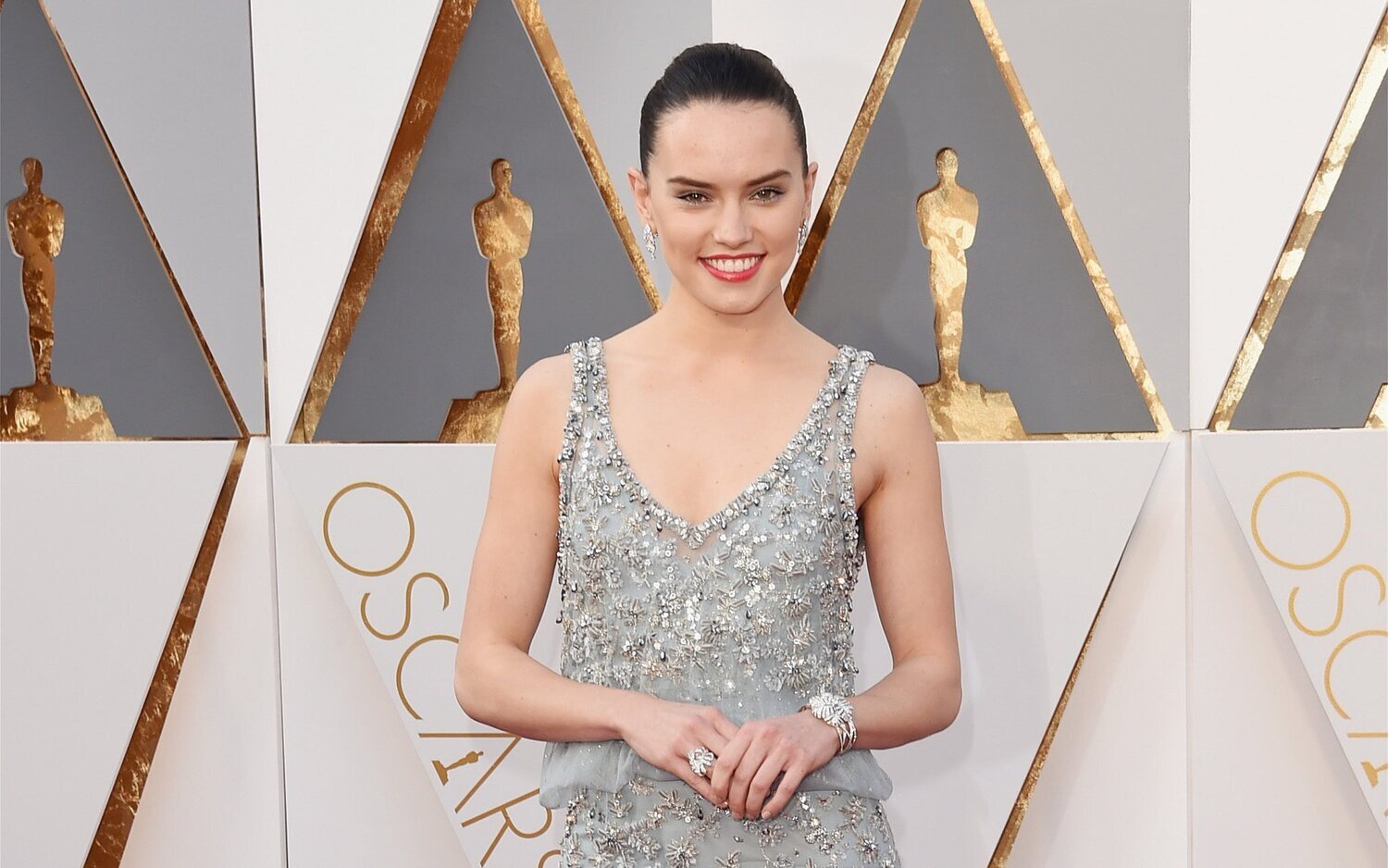 Daisy Ridley en la alfombra roja de los Oscar 2016