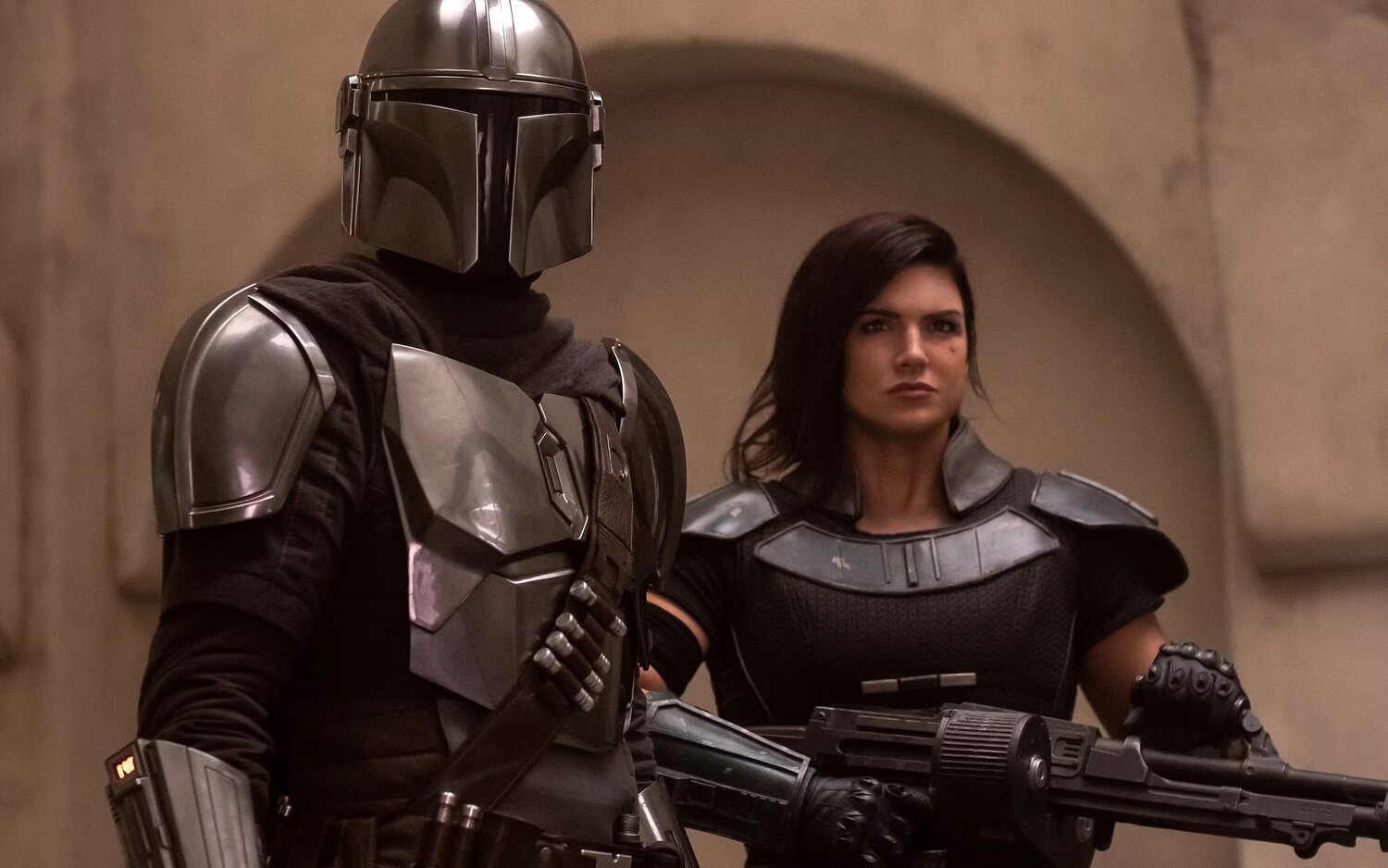 Pedro Pascal y Gina Carano en 'The Mandalorian'