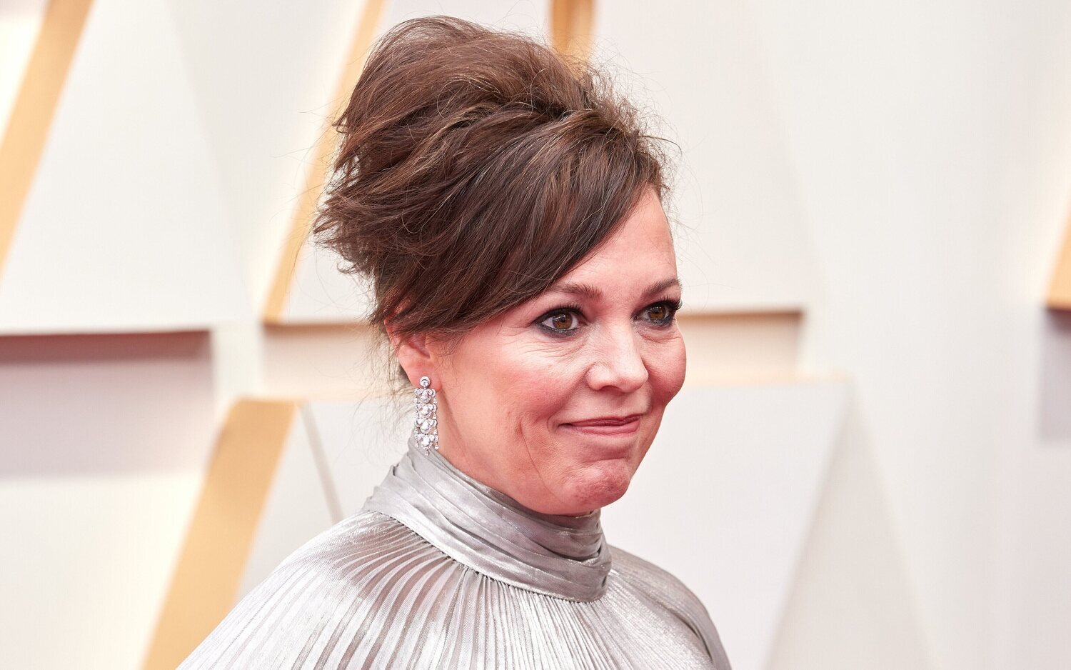 Olivia Colman en la alfombra roja de los Oscar 2022