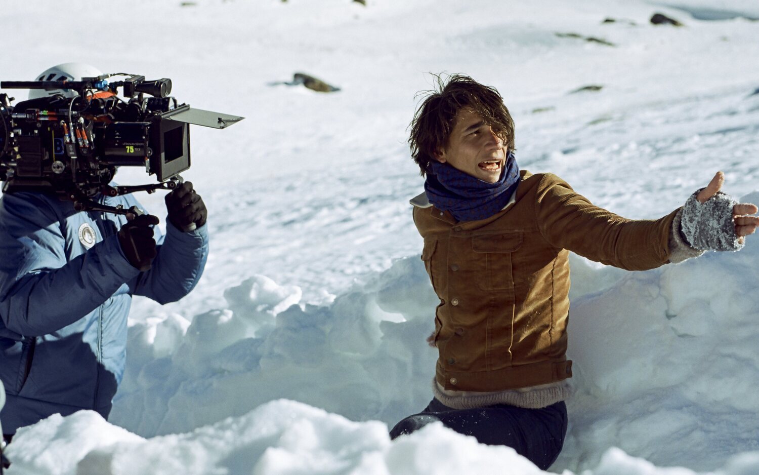 J.A. Bayona y Enzo Vogrincic durante el rodaje de 'La sociedad de la nieve'