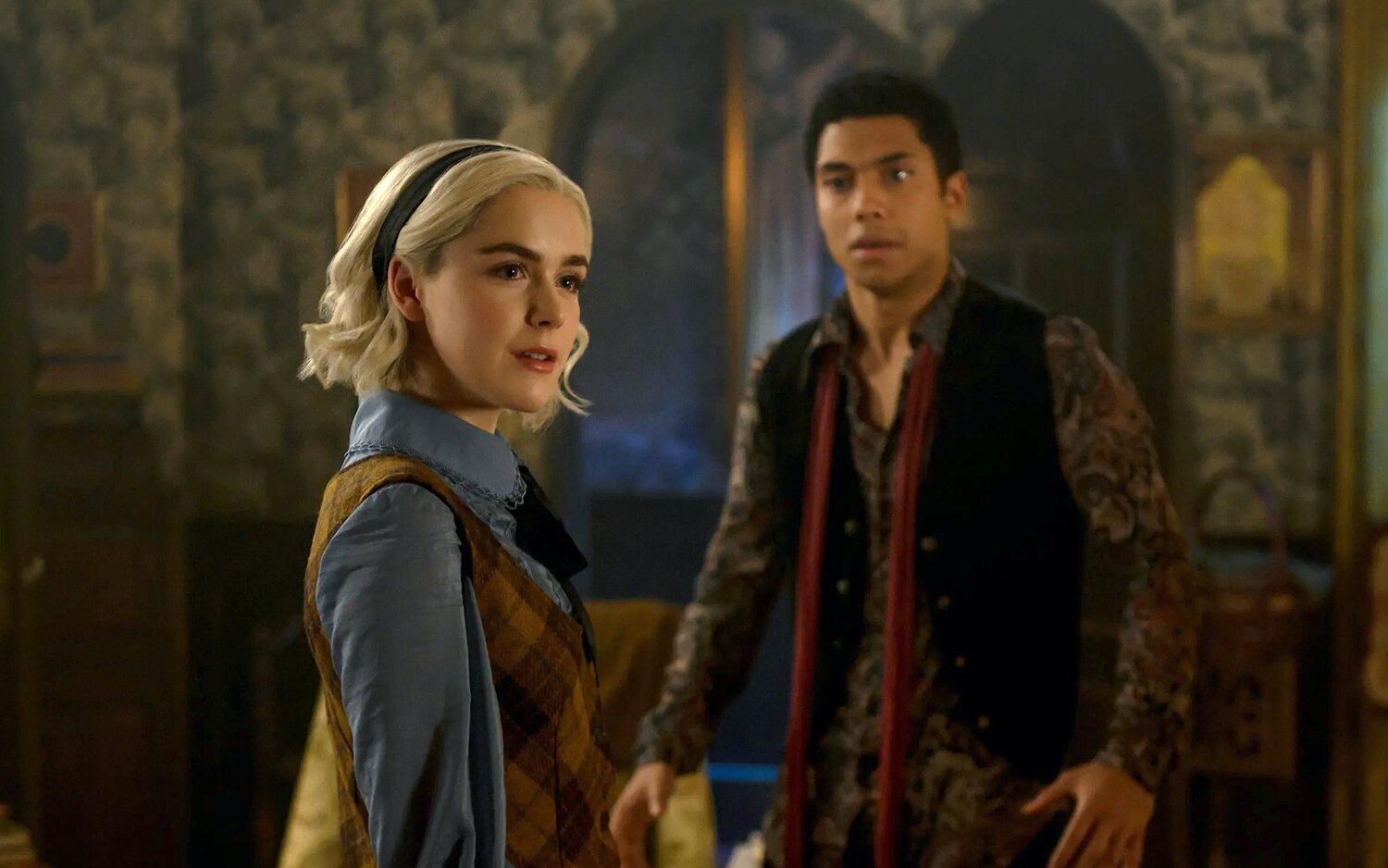 Kiernan Shipka y Chance Perdomo en 'Las escalofriantes aventuras de Sabrina'