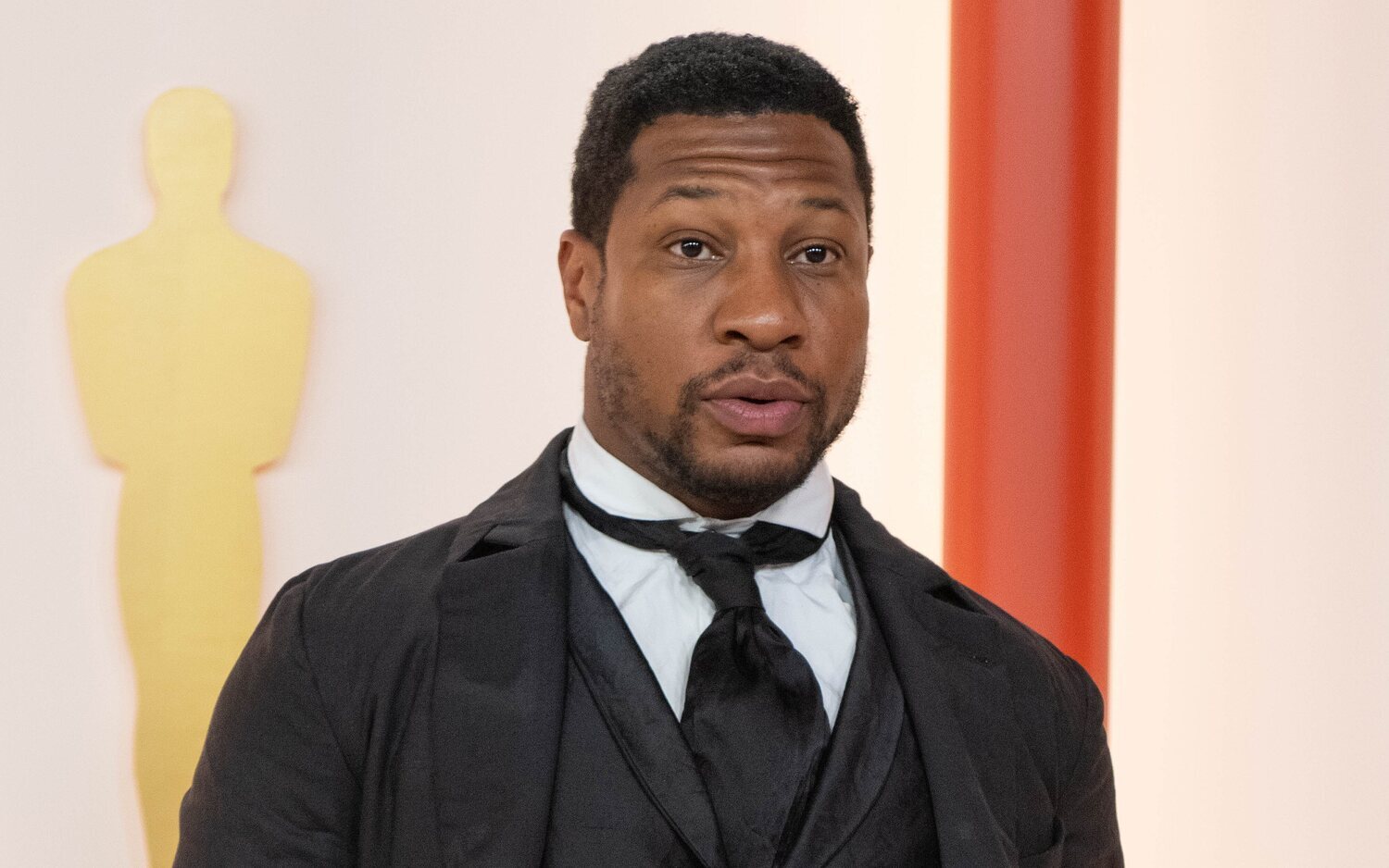 Jonathan Majors en la gala de los Oscars 2023