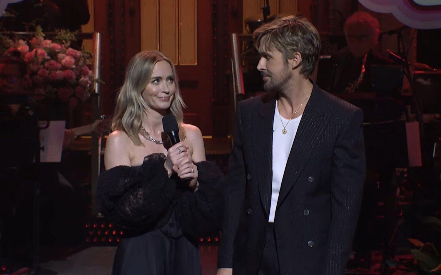 Emily Blunt y Ryan Gosling durante el monólogo de 'Saturday Night Live'