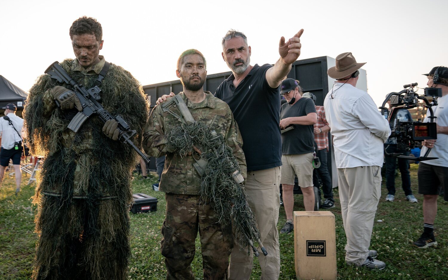 Alex Garland dirigiendo a Jin Ha en el rodaje de 'Civil War'