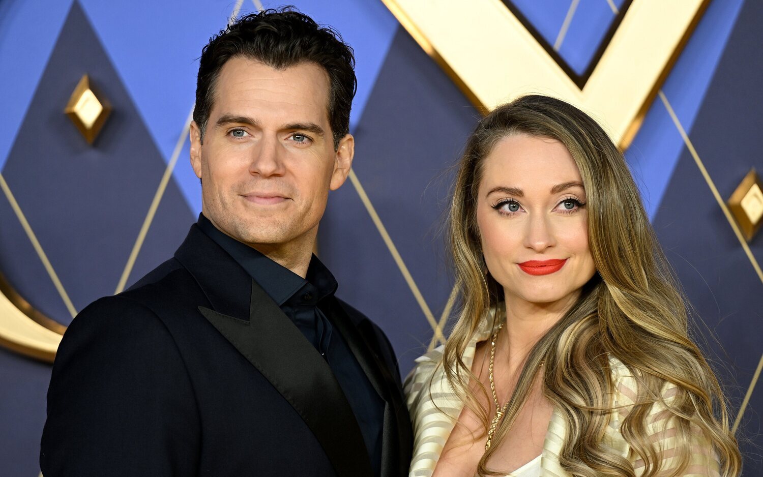 Henry Cavill y su pareja Natalie Viscuso en la premiere de 'Argylle'