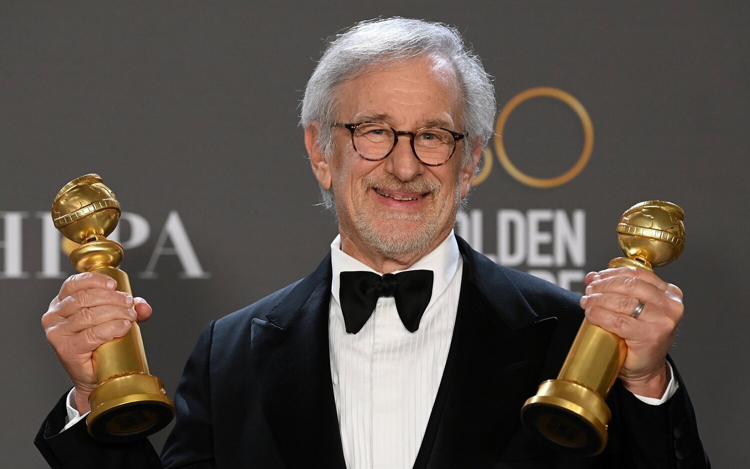 Steven Spielberg posa con sus Globos de Oro 2023