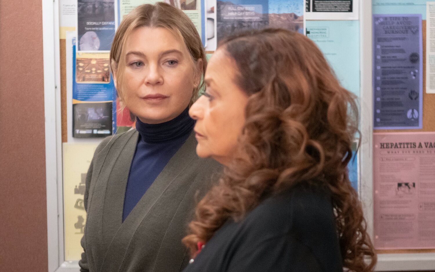 Ellen Pompeo y Debbie Allen como Meredith Grey y Catherine Fox en 'Anatomía de Grey'