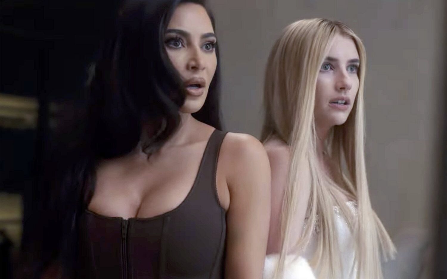 Kim Kardashian y Emma Roberts en 'AHS: Delicate'