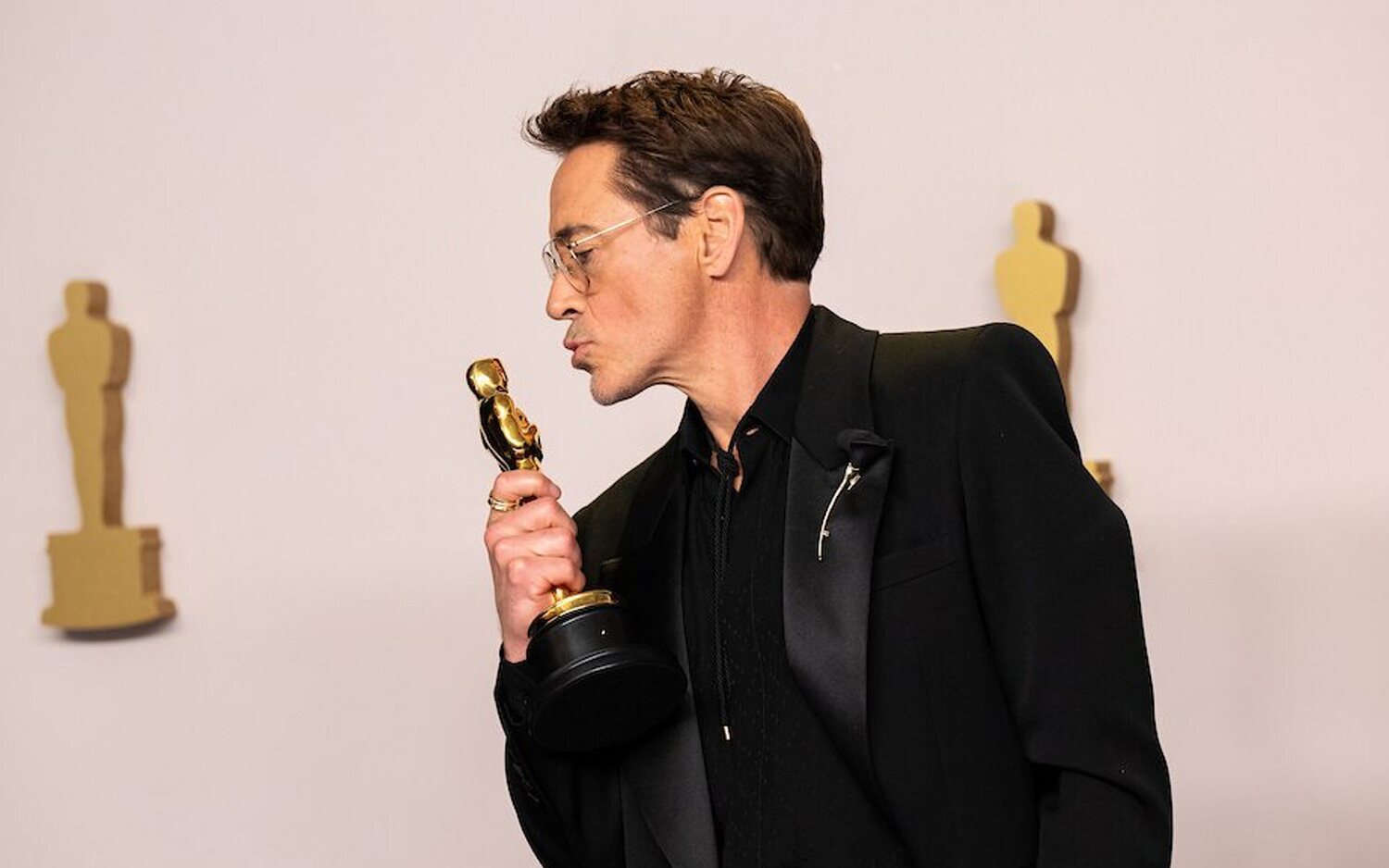 Robert Downey Jr. con su Oscar al mejor actor por 'Oppenheimer'