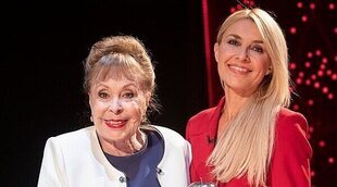 Gemma Cuervo protagoniza junto a su hija el momento más emotivo de los Premios Sant Jordi