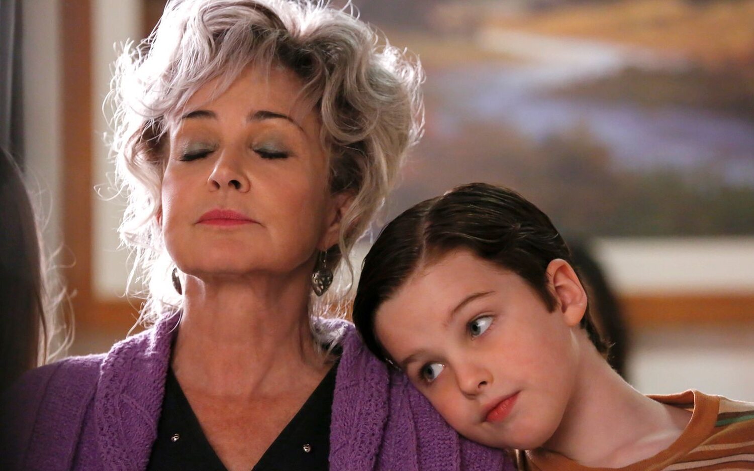 Annie Potts e Iain Armitage en 'El joven Sheldon'