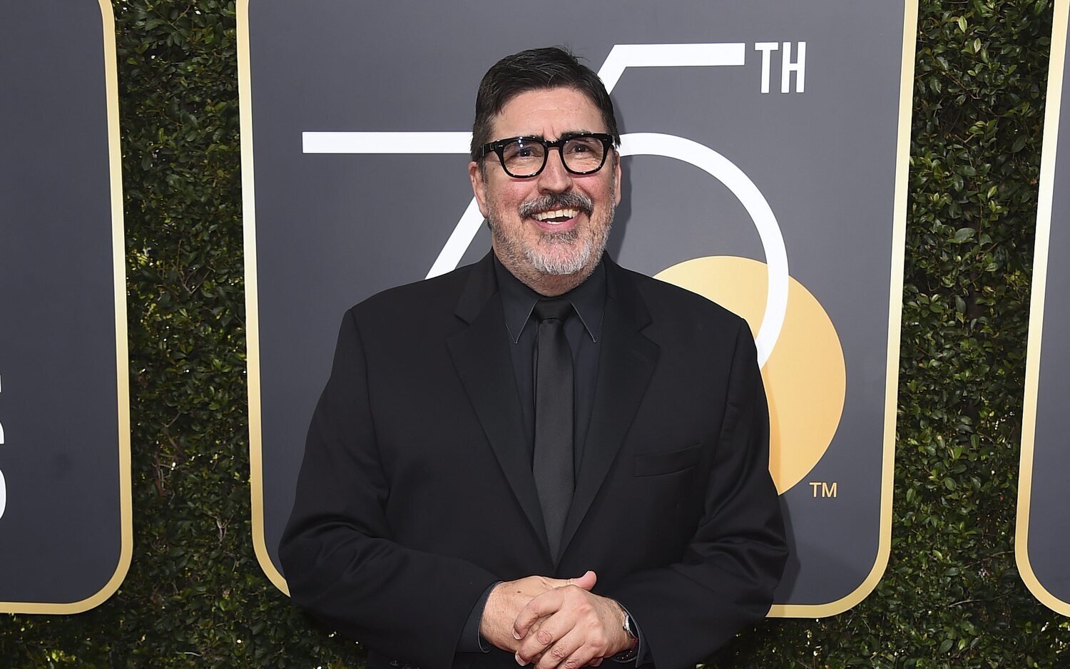 Alfred Molina en la alfombra roja de los Globos de Oro 2018