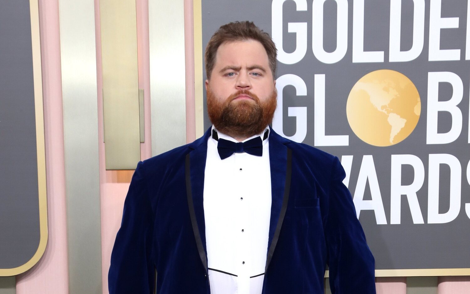 Paul Walter Hauser en la alfombra roja de los Globos de Oro 2023