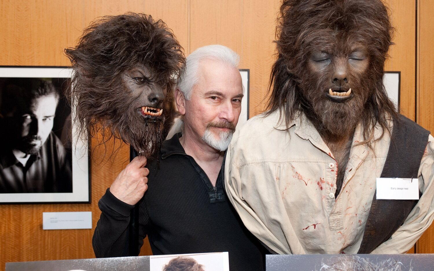 Rick Baker posando con las figuras creadas para 'El hombre lobo'