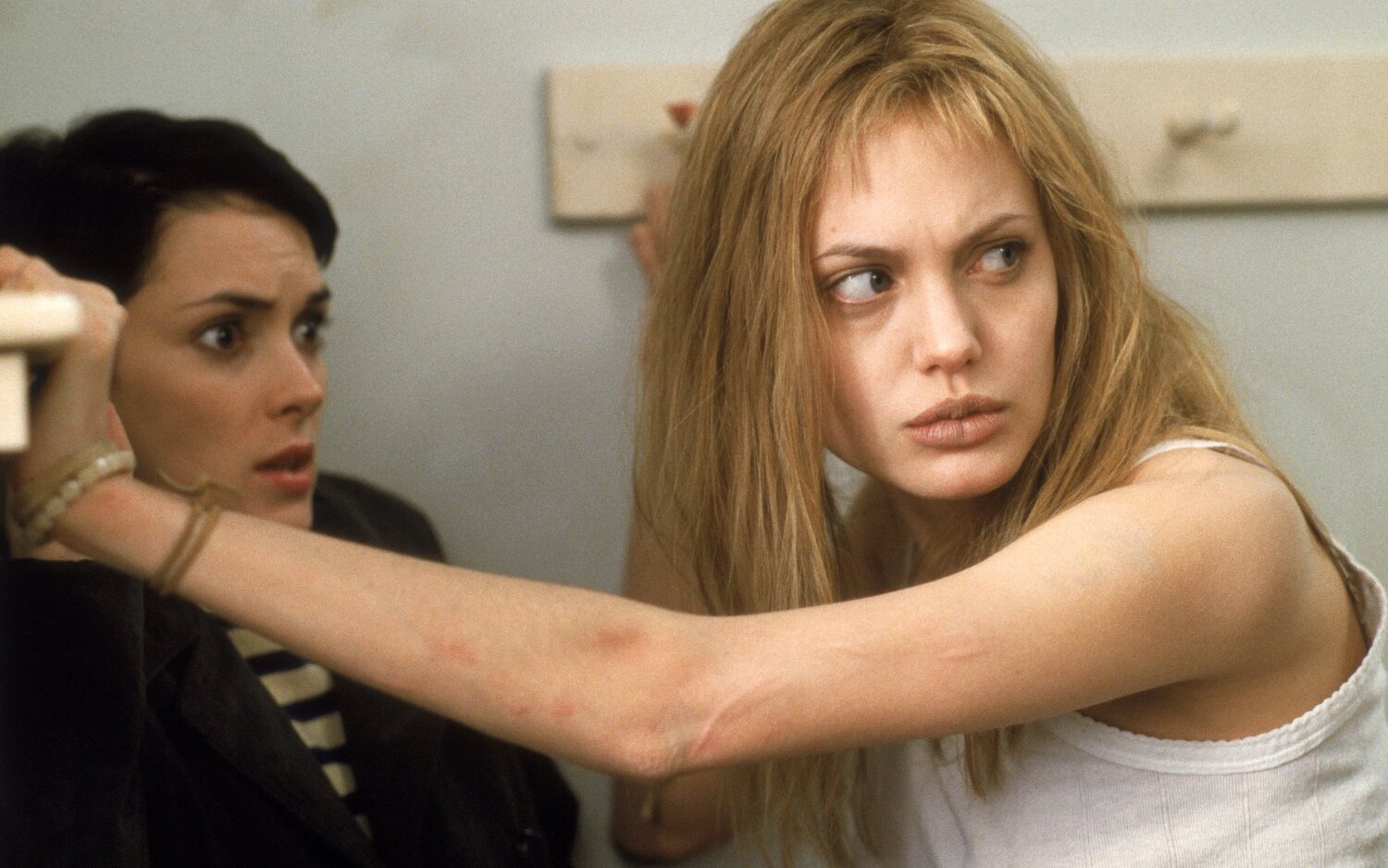 Winona Ryder y Angelina Jolie en 'Inocencia interrumpida'