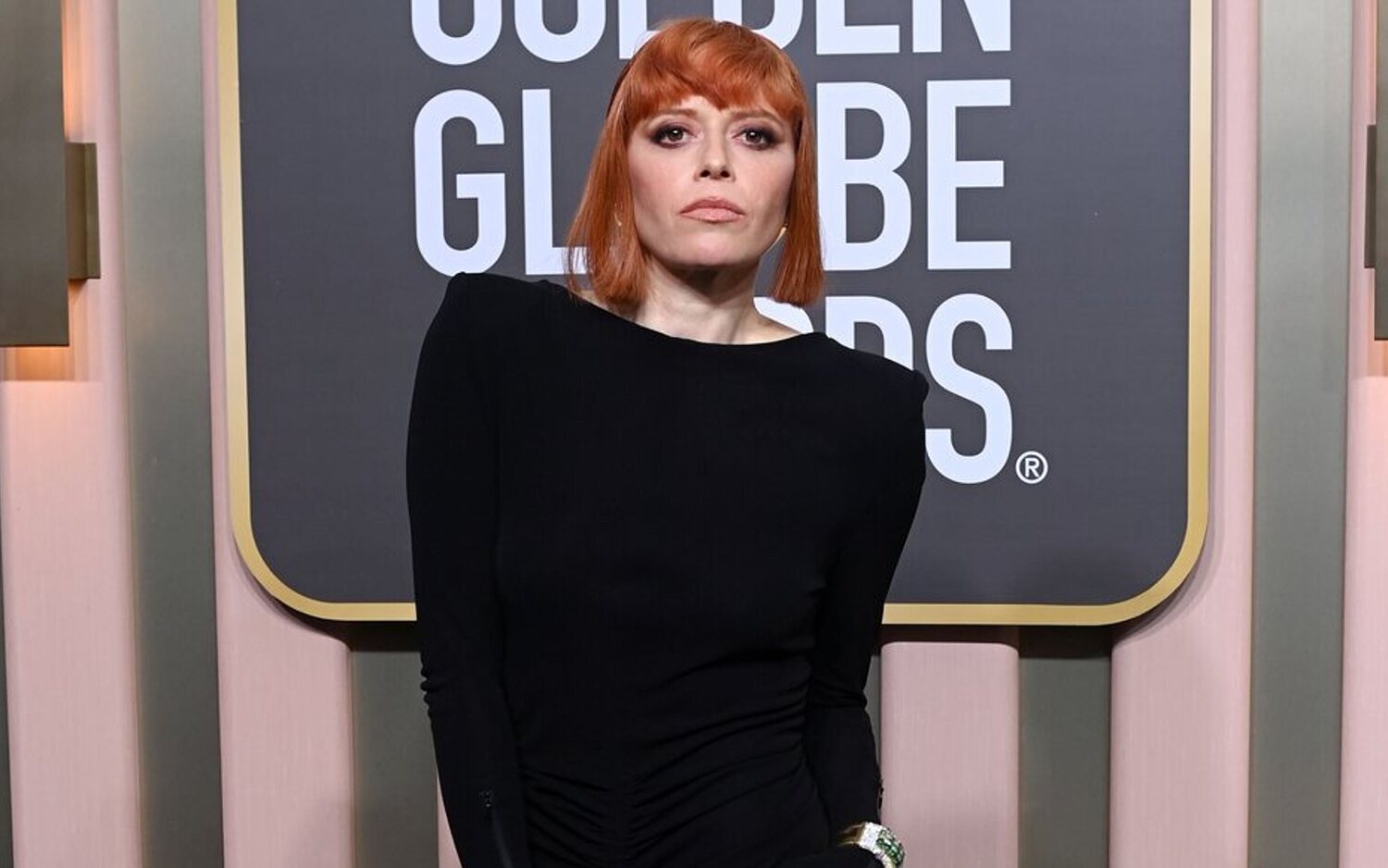 Natasha Lyonne en la alfombra roja de los Globos de Oro 2023