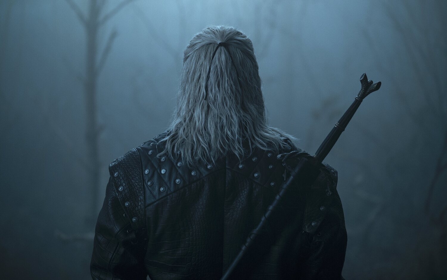 Henry Cavill de espaldas en la primera temporada de 'The Witcher'