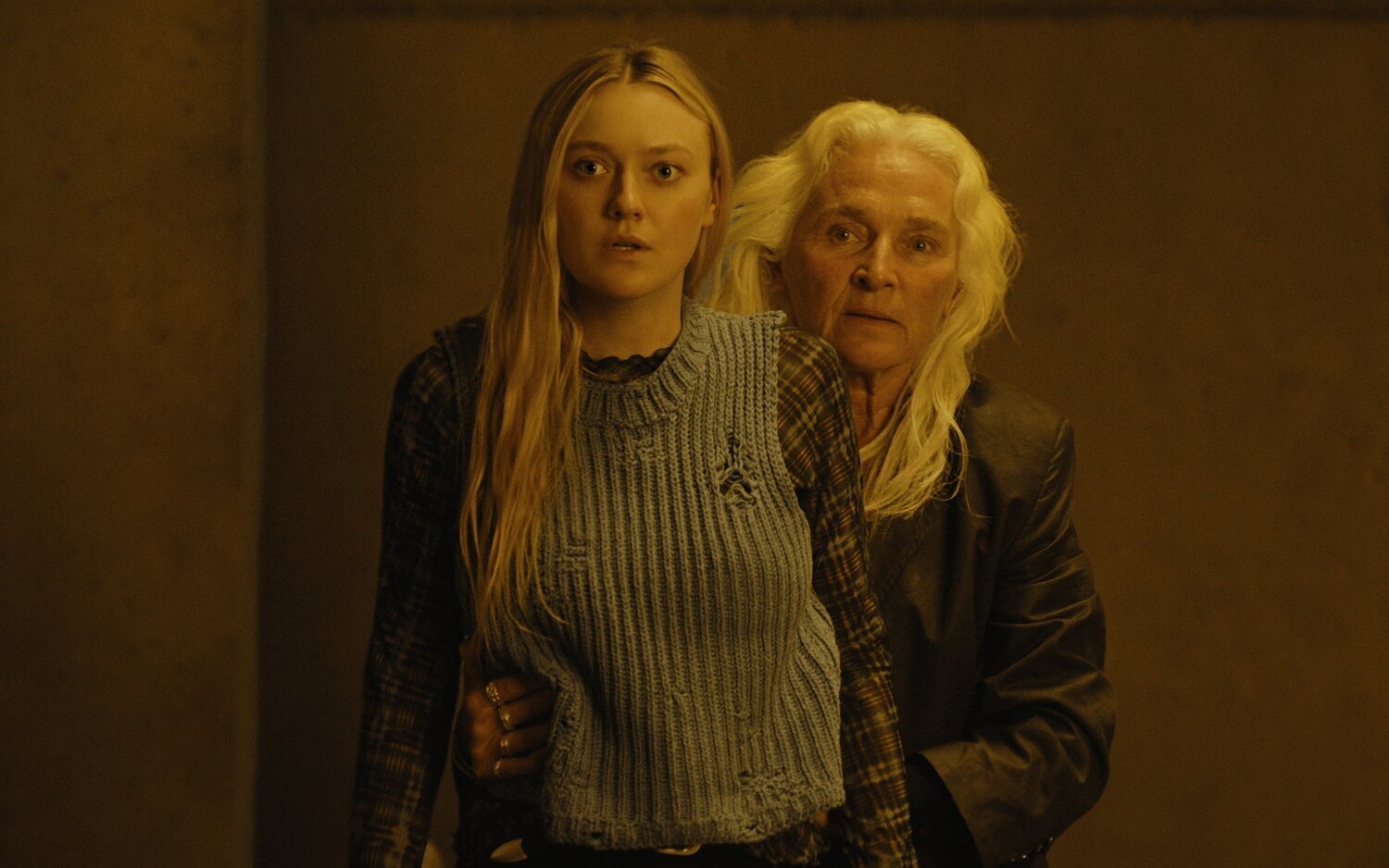 Dakota Fanning y Olwen Foéré en 'Los Vigilantes'