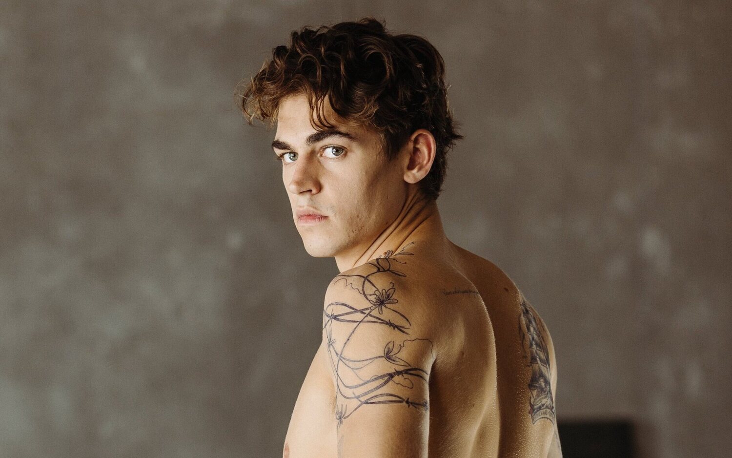 Hero Fiennes Tiffin como Hardin Scott en la saga 'After'