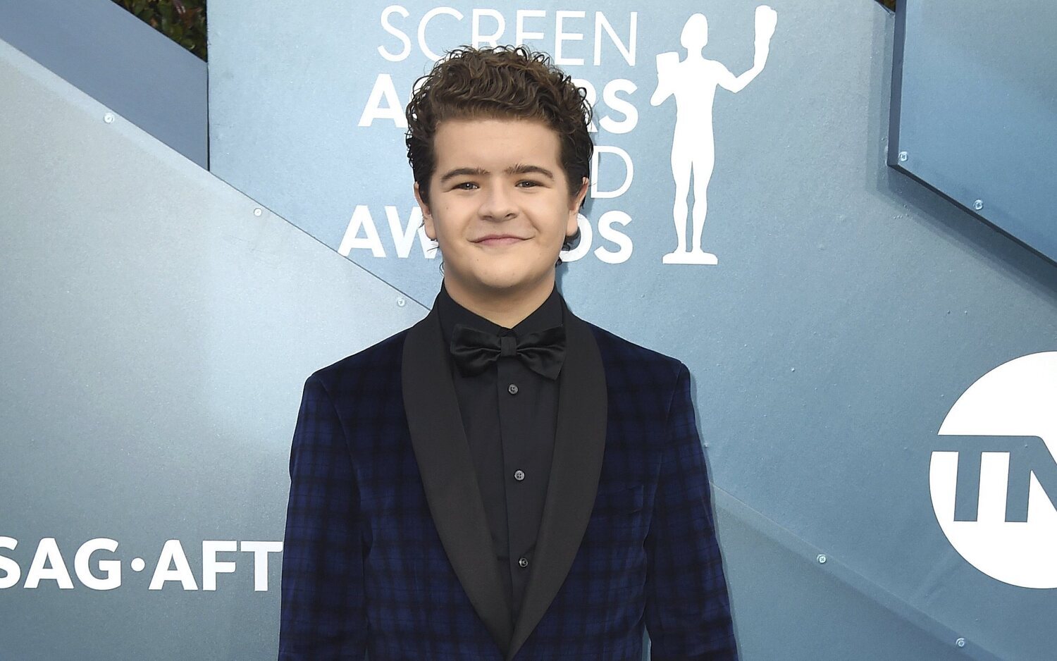 Gaten Matarazzo en la alfombra roja de los SAG Awards 2020