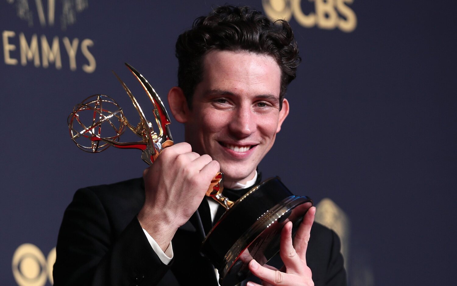 Josh O'Connor en los Emmy 2021