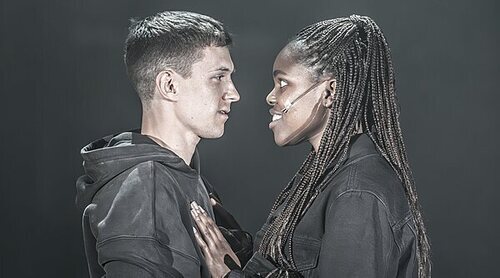 'Romeo y Julieta': Así es la oscura y radical relectura protagonizada por Tom Holland y Francesca Amewudah-Rivers