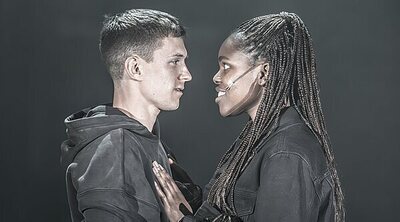 'Romeo y Julieta': Así es la oscura y radical relectura protagonizada por Tom Holland y Francesca Amewudah-Rivers